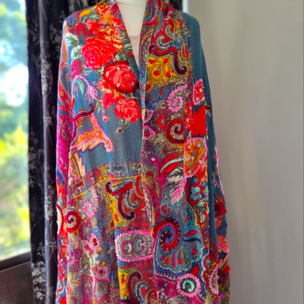 Floral wool embroidered scarf - Picture 3 of 7
